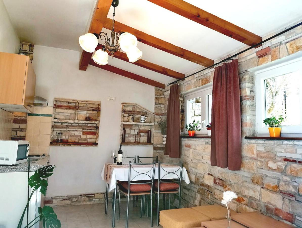 Nice Apartment Montepozzo With Private Garden 로비니 외부 사진