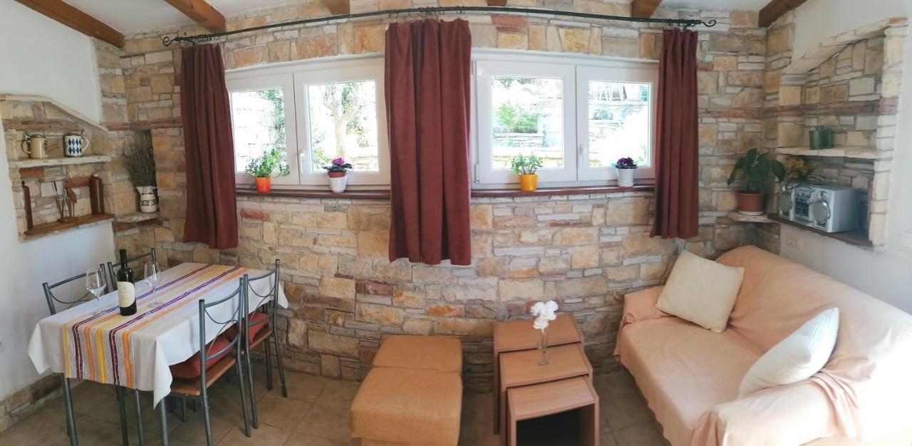 Nice Apartment Montepozzo With Private Garden 로비니 외부 사진